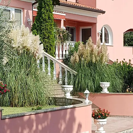 Affittacamere Apartments&rooms Chiara 3*